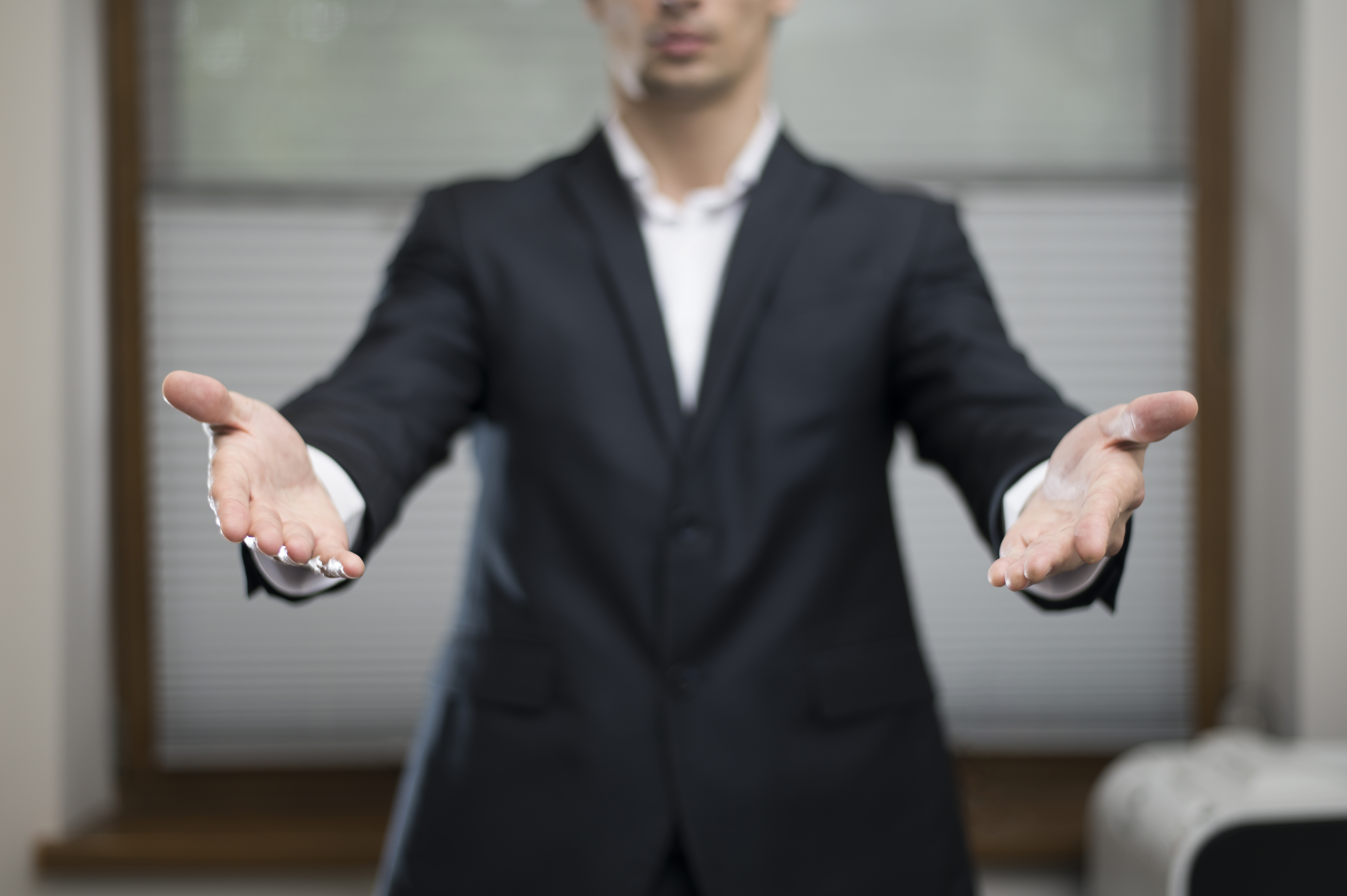 vista-frontal-del-empresario-con-los-brazos-abiertos